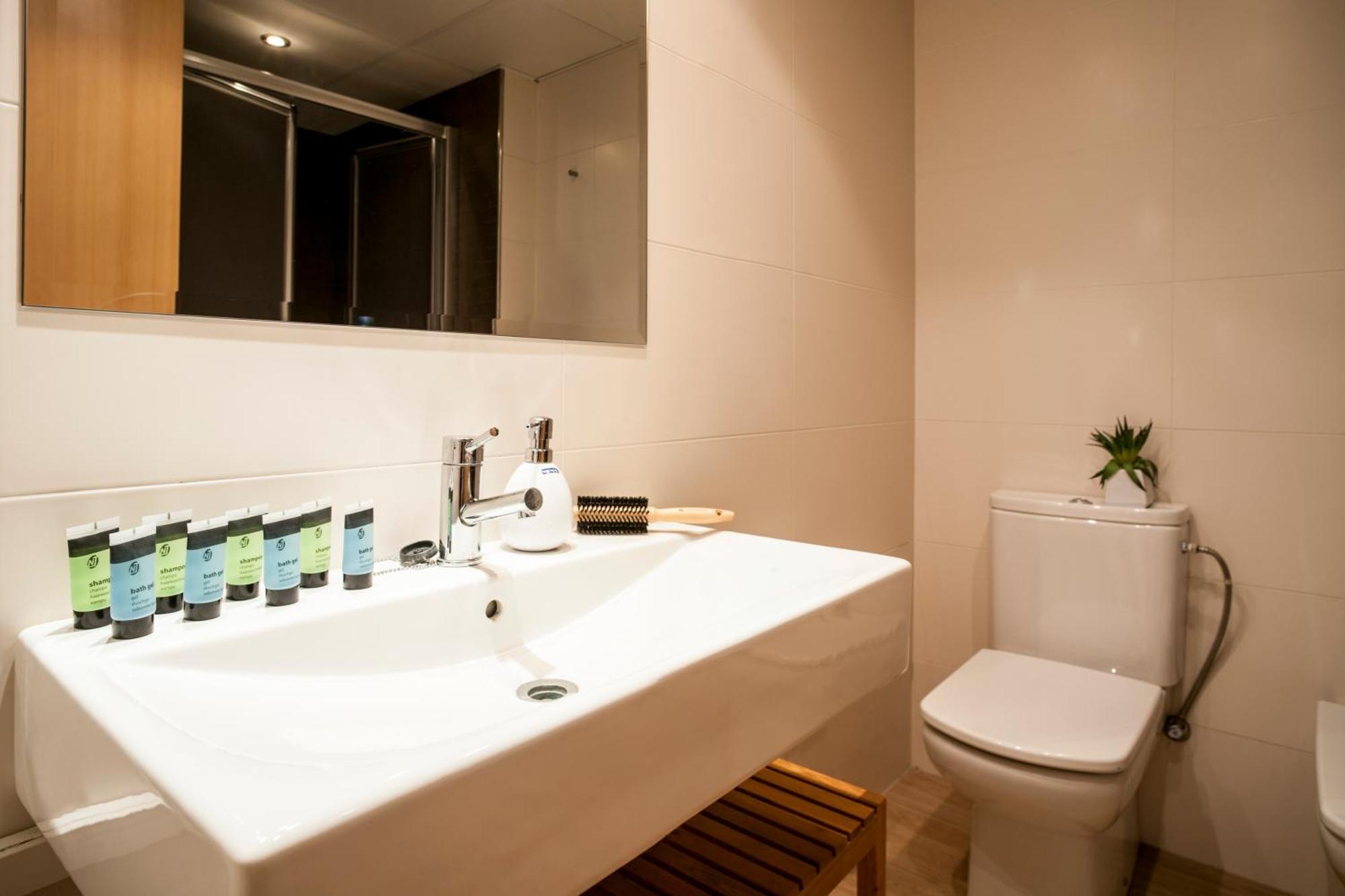 Feelathome Mozart Apartments Barcelona Bagian luar foto